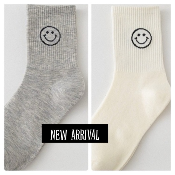 (1)New Women’s Trendy Smiley Face Crew Socks (2 Pairs Total) - Picture 1 of 4